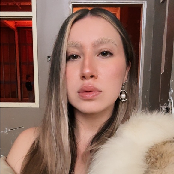 Meet your Posher, Taylor - Picture 1 of 1